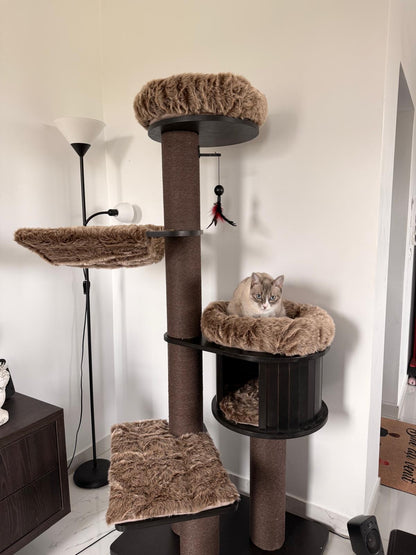 Ansamblu de joaca pentru pisici ESPRESSO CLOUD LARGE – Meraki Home, cu pisica relaxata in culcusul lateral si platforme pentru catarat.