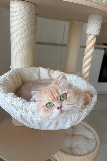 Pisica relaxata in hamacul textil al ansamblului IVORY LOFT TOWER – Meraki Home, cu material moale si confortabil pentru odihna.