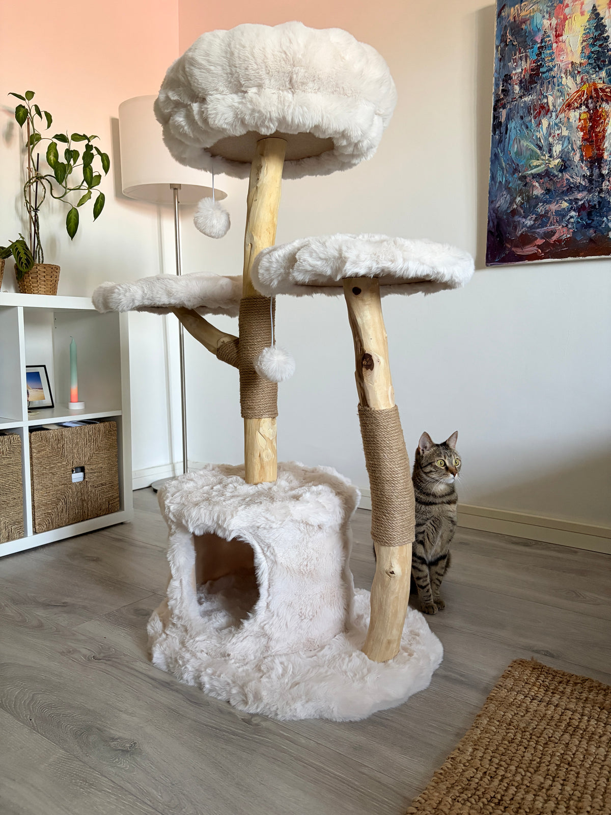 Ansamblu de joaca pentru pisici SERENE LOFT – Meraki Home, cu ramuri naturale din lemn de par, casuta pufoasa si platforme pentru catarat.