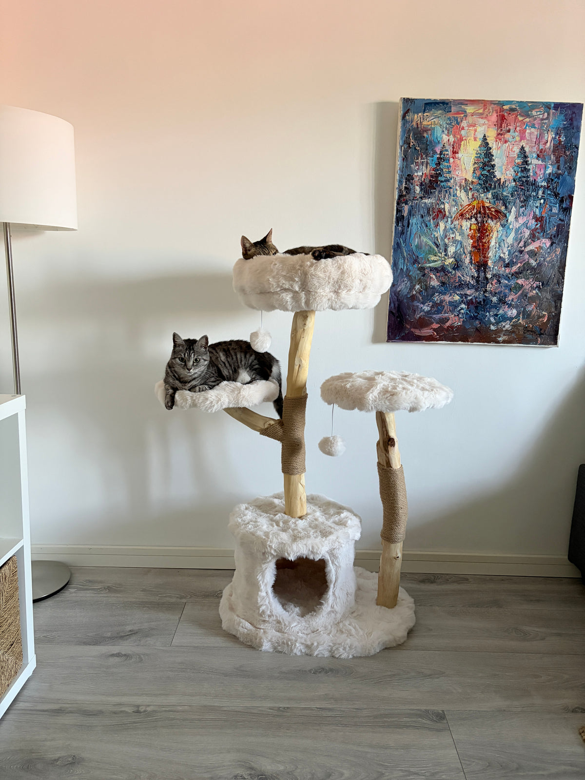 Doua pisici explorand ansamblul de joaca SERENE LOFT – Meraki Home, cu platforme de catarat, casuta pufoasa si ramuri naturale din lemn de par.