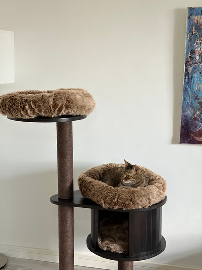 Pisica relaxata in patul rotund al ansamblului ESPRESSO CLOUD SMALL – Meraki Home, cu stalp de zgariat si casuta la baza.