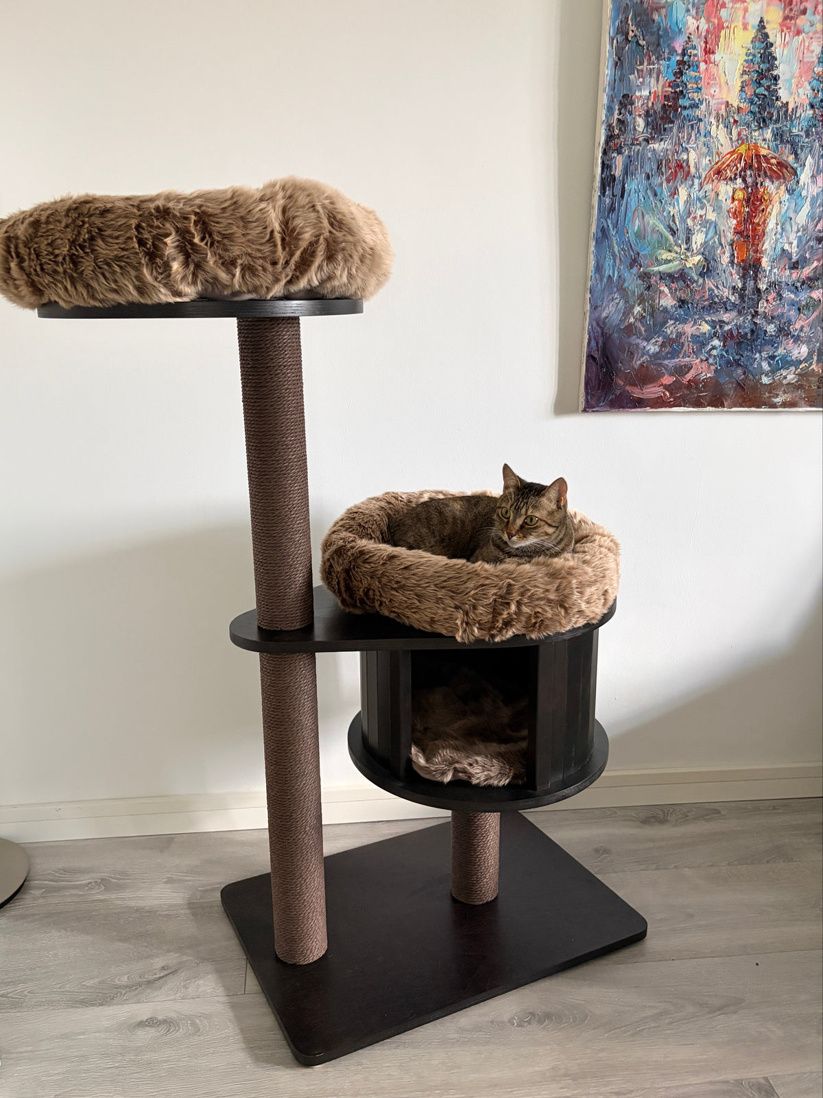 Ansamblu pentru pisici ESPRESSO CLOUD SMALL – Meraki Home, cu culcus superior, pat rotund pufos si casuta inferioara, intr-un decor interior modern.