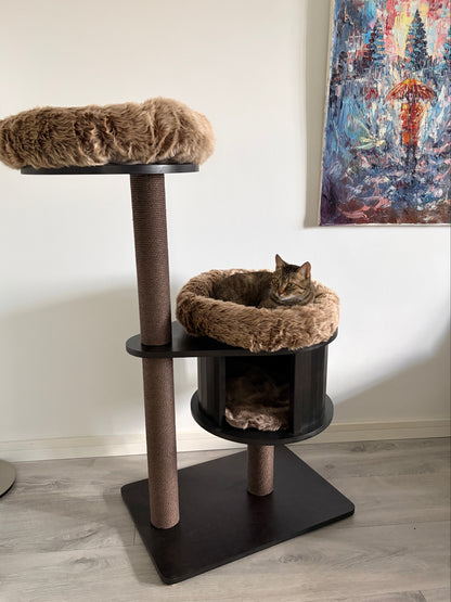 Ansamblu pentru pisici ESPRESSO CLOUD SMALL – Meraki Home, cu culcus superior, pat rotund pufos si casuta inferioara, intr-un decor interior modern.