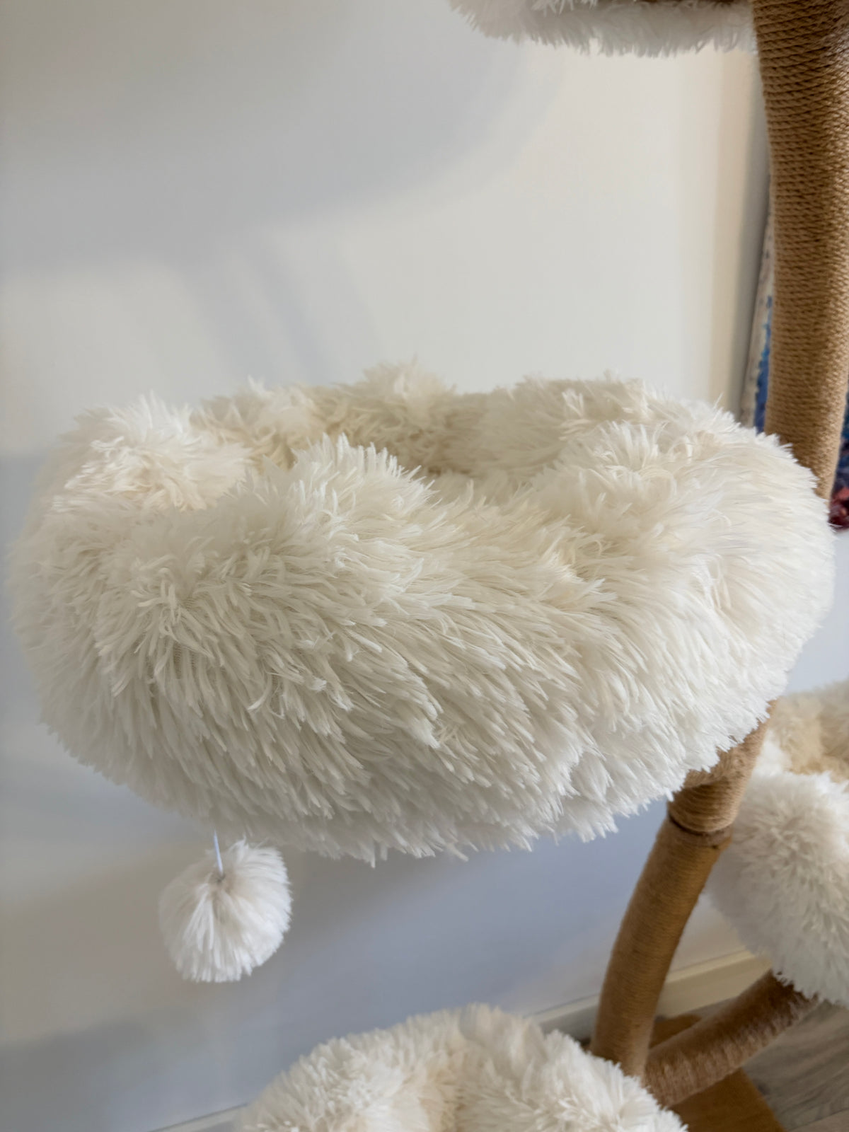 Detaliu culcus rotund din material textil alb si pufos, cu jucarie suspendata – ansamblu pentru pisici DAISY CANOPY, Meraki Home.