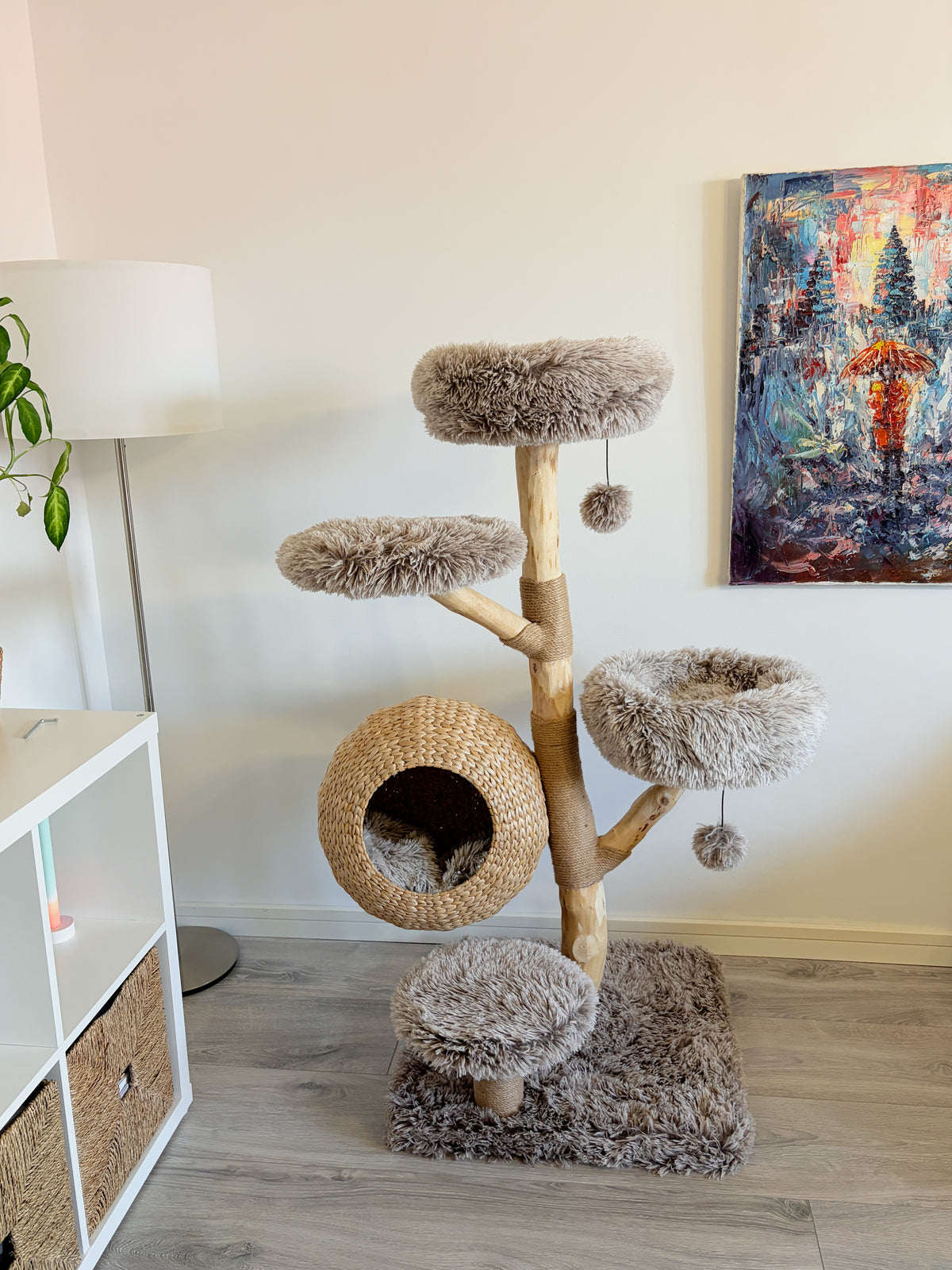 Ansamblu pentru pisici WOODLAND COCOON – Meraki Home, cu culcusuri pufoase, cos impletit si structura din ramura naturala de par, intr-un decor interior modern.