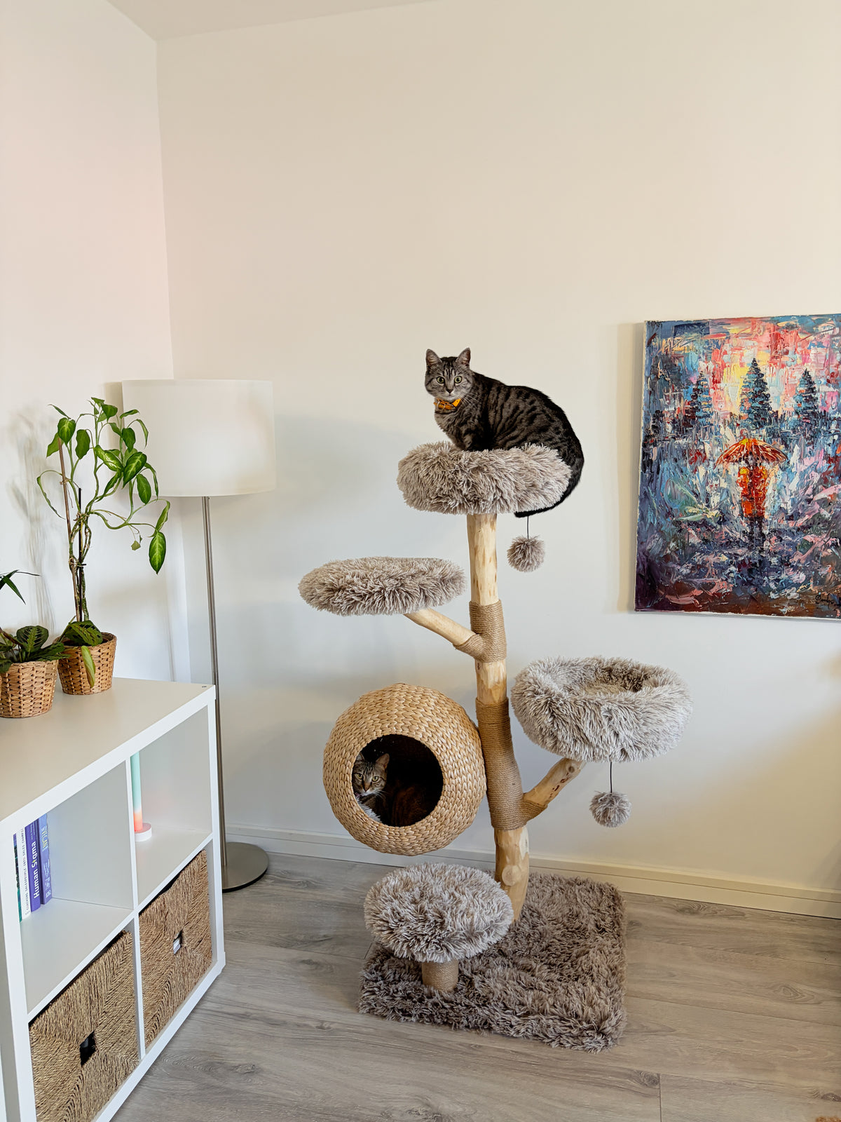 Ansamblu de joaca pentru pisici WOODLAND COCOON – Meraki Home, cu mai multe platforme pufoase, cos impletit si ramura naturala din lemn de par.