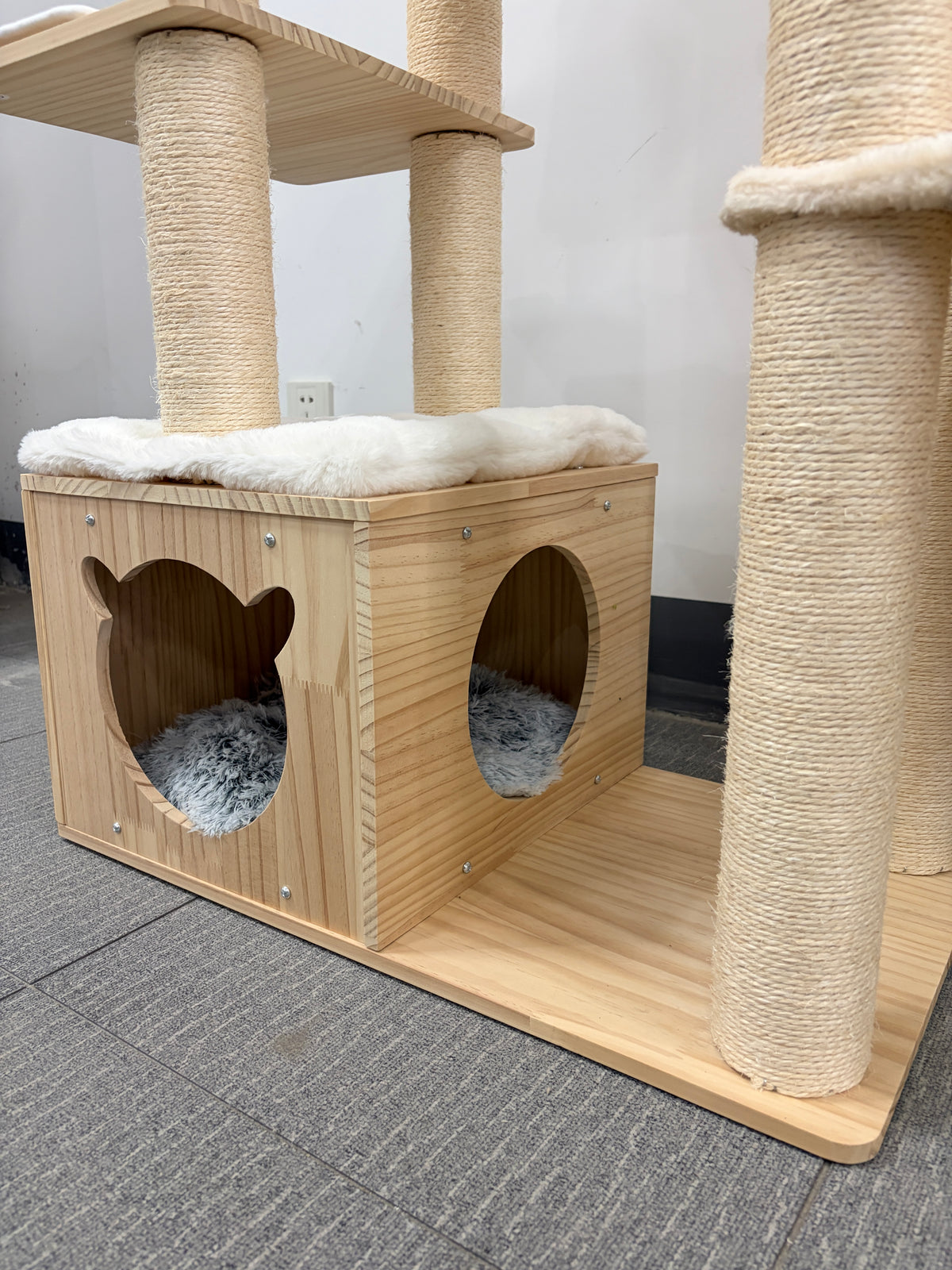 Casuta pentru pisici din lemn de pin, cu intrari decorative si perna moale la interior – detaliu ansamblu NORDIC PINE, Meraki Home.