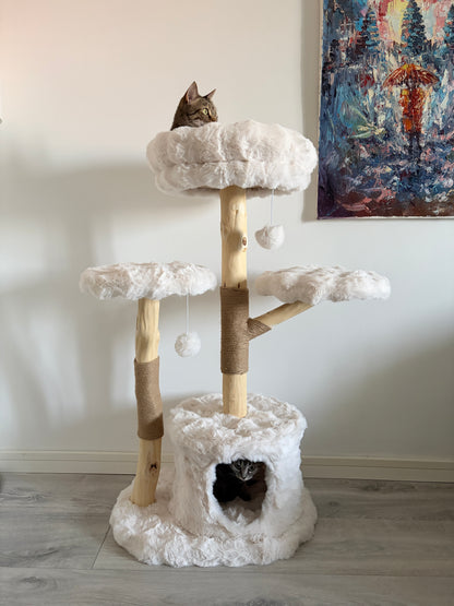 Ansamblu pentru pisici SERENE LOFT – Meraki Home, cu casuta, culcusuri albe pufoase si structura din ramuri naturale de par, intr-un decor modern.