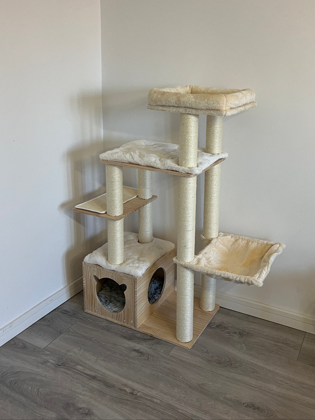 Ansamblu de joaca pentru pisici NORDIC PINE – Meraki Home, cu casuta din lemn, trepte de urcare si hamac textil.