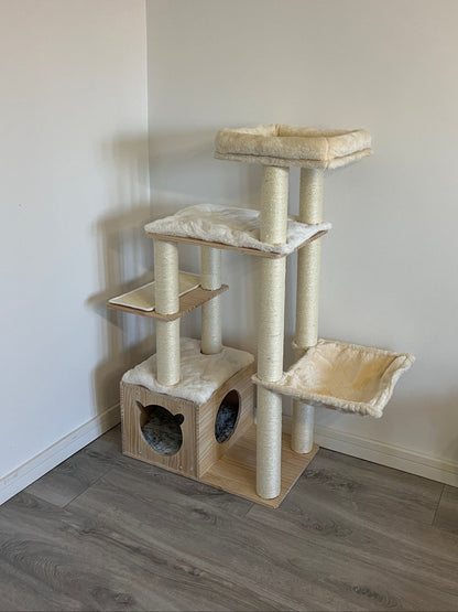 Ansamblu de joaca pentru pisici NORDIC PINE – Meraki Home, cu casuta din lemn, trepte de urcare si hamac textil.