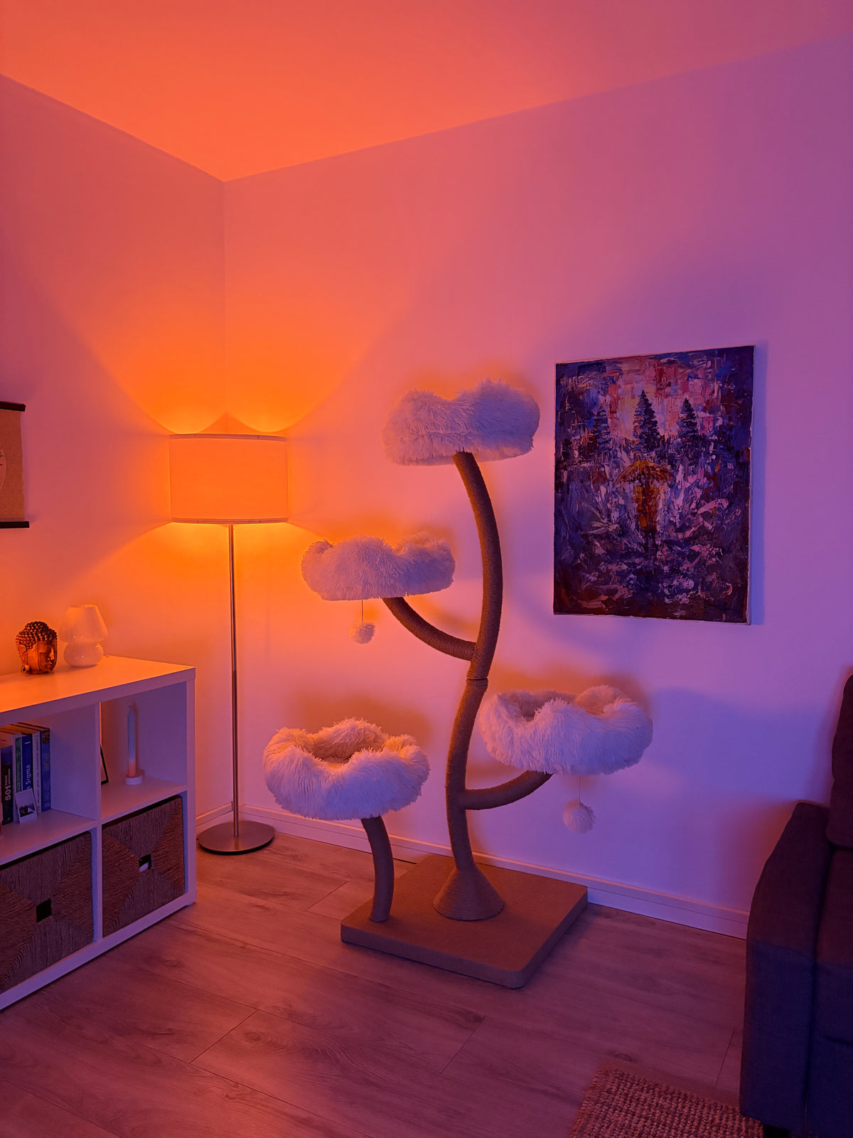 Ansamblu pentru pisici DAISY CANOPY – Meraki Home, cu structura metalica si culcusuri albe pufoase, intr-o camera cu iluminare ambientala.