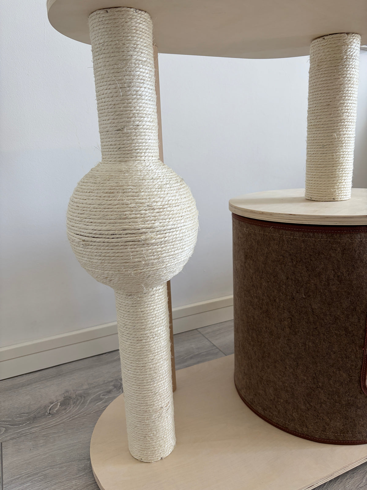 Stalpi de zgariat inveliti in sfoara de sisal si minge pentru joaca – detaliu ansamblu IVORY HAVEN, Meraki Home.