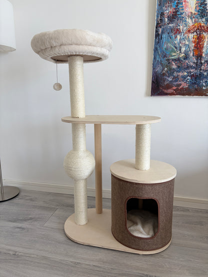 Ansamblu pentru pisici IVORY HAVEN – Meraki Home, cu culcus moale, casuta maro si platforme de catarat, intr-un living modern.