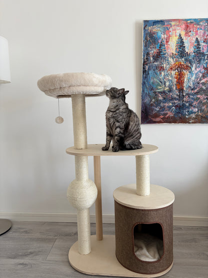 Pisica asezata pe platforma ansamblului de joaca IVORY HAVEN – Meraki Home, cu culcus suspendat si casuta pentru odihna.